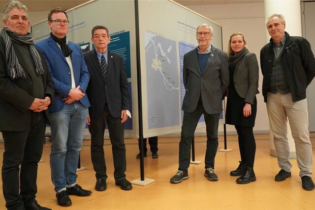 Bürgermeister Werner Arndt (3.v.l.) eröffnete die Ausstellung, zu der auch (v.l.) Isaac Tourgman (Jüdische Kultusgemeinde Kreis RE), Jens Effkemann (Regionalgeschäftsführer Volksbundes Deutsche Kriegsgräberfürsorge), Klaus-Dieter Hein (Marler Weltzentrum), Mitorganisatorin Jennifer Radscheid (Stadt Marl) und insel-VHS-Leiter Uwe Bauch kamen.