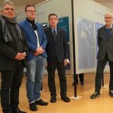 Bürgermeister Werner Arndt (3.v.l.) eröffnete die Ausstellung, zu der auch (v.l.) Isaac Tourgman (Jüdische Kultusgemeinde Kreis RE), Jens Effkemann (Regionalgeschäftsführer Volksbundes Deutsche Kriegsgräberfürsorge), Klaus-Dieter Hein (Marler Weltzentrum), Mitorganisatorin Jennifer Radscheid (Stadt Marl) und insel-VHS-Leiter Uwe Bauch kamen.