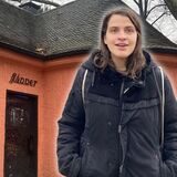 Nordstadt-Bezirksbürgermeisterin vor dem historischen Toiletten-Haus