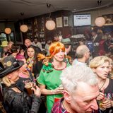 Verkleidete Menschen im Café Zentral.
