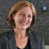 Museumsleiterin Dr. Katrin Pieren vor dem Jüdischen Museum Westfalen
