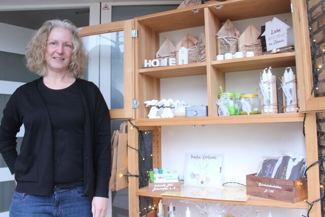 Carmen Will vor ihrem „Schrank-Laden“ an ihrem Haus in der Schulstraße in Waltrop.