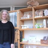 Carmen Will vor ihrem „Schrank-Laden“ an ihrem Haus in der Schulstraße in Waltrop.