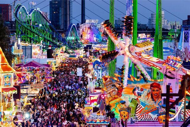 Besucher gehen über die Rheinkirmes in Düsseldorf.