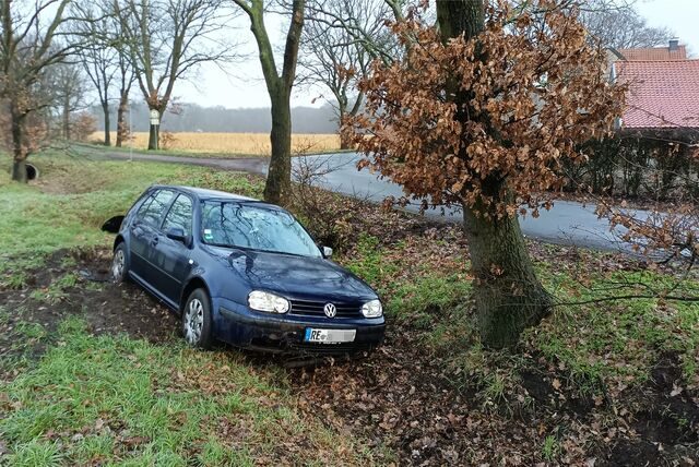 Auto im Straßengraben an der Hagenbecker Straße