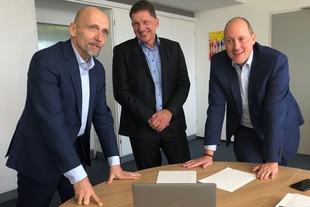 Volker Gruhn (Adesso), Jörg Zilian (Dortmunder Systemhaus) und Christian Uhr (Stadt Dortmund, v.l.) arbeiten zusammen.