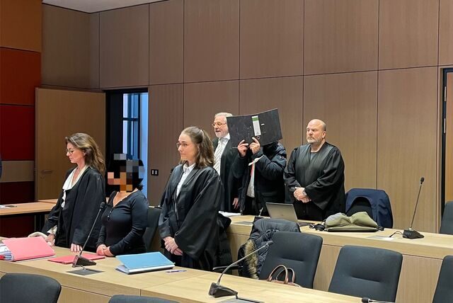Der angeklagte Mediziner (2.v.r.) und seine wegen Beihilfe mitangeklagte Ehefrau (2.v.l.) beim Prozessauftakt am 12. Januar neben ihren Verteidigern. Inzwischen habe beide Angeklagte jeweils einen weiteren Anwalt an ihrer Seite.