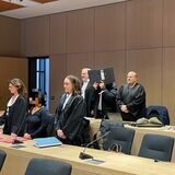 Der angeklagte Mediziner (2.v.r.) und seine wegen Beihilfe mitangeklagte Ehefrau (2.v.l.) beim Prozessauftakt am 12. Januar neben ihren Verteidigern. Inzwischen habe beide Angeklagte jeweils einen weiteren Anwalt an ihrer Seite.