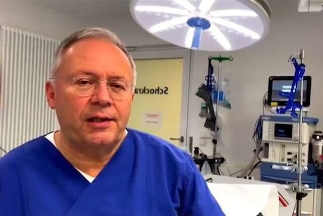 Dr. Peter Harding im Operationssaal