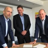 Volker Gruhn (Adesso), Jörg Zilian (Dortmunder Systemhaus) und Christian Uhr (Stadt Dortmund, v.l.) arbeiten zusammen.