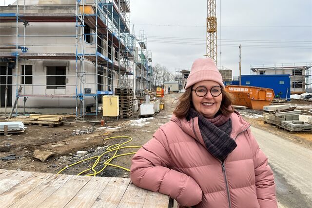 Petra Höfels, Sprecherin der Wilma Immobilien-Gruppe, gibt einen Überblick über den Stand der Vermarktung im Wohnpark Emscherquelle.
