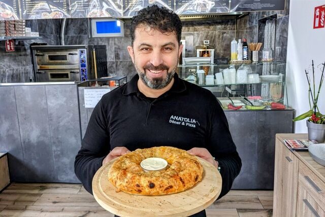 Mustafa Bayaslan zeigt Döner-Ring