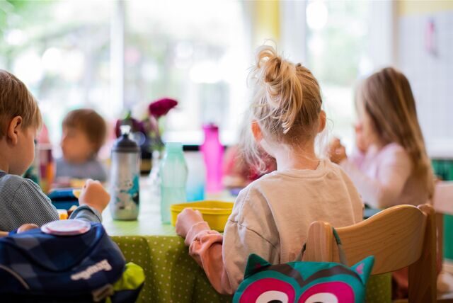 Kinder frühstücken in der Evangelischen Kindertagesstätte „Wasserblecher Kinder“