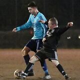 David Verstege (l.) vom SV Titania Erkenschwick im Zweikampf mit Hullerns Dennis Bresser, der sich am Ende über einen 5:3-Sieg mit seinem Team freuen konnte.