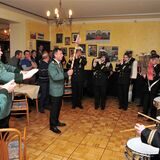 Klaus Eickenscheidt von den Waltroper Schützen im Kreise der Musiker der Heimatklänge.