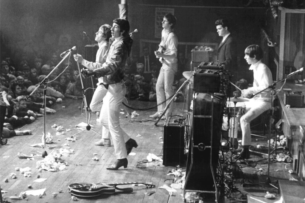 1965: Die britische Rockband „The Who“ tritt in Kopenhagen auf. Die erste Gitarre liegt schon am Boden. Was haben wohl die Eltern von Pete Townshend gesagt, wenn er so mit seinen Instrumenten umging..? 1965: Die britische Rockband „The Who“ tritt in Kopenhagen auf. Die erste Gitarre liegt schon am Boden. Was haben wohl die Eltern von Pete Townshend gesagt, wenn er so mit seinen Instrumenten umging..?