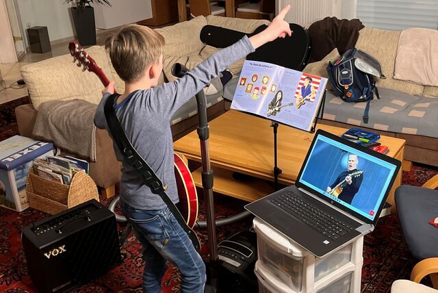 Let’s rock! Wenn ein Kind Musik macht und dabei herrlich mit Staubsauger und E-Gitarre improvisiert, sind Eltern glücklich. Je nach Instrument kann es aber auch mal lauter werden.