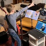 Let’s rock! Wenn ein Kind Musik macht und dabei herrlich mit Staubsauger und E-Gitarre improvisiert, sind Eltern glücklich. Je nach Instrument kann es aber auch mal lauter werden.