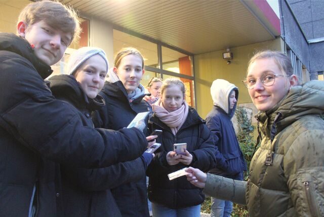 Die THG-Schüler der vier neunten Klassen – im Bild Raphael, Sara, Lilly und Lena (v.li.) mit Lehrerin Melissa Ostermann – unternahmen am Freitag einen Kerzengang und lernten unterwegs per QR-Code Fakten über den Holocaust und auch das Schicksal der Juden in Waltrop.