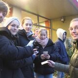 Die THG-Schüler der vier neunten Klassen – im Bild Raphael, Sara, Lilly und Lena (v.li.) mit Lehrerin Melissa Ostermann – unternahmen am Freitag einen Kerzengang und lernten unterwegs per QR-Code Fakten über den Holocaust und auch das Schicksal der Juden in Waltrop.