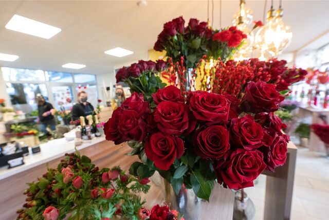 Rote Rosen in einem Strauß