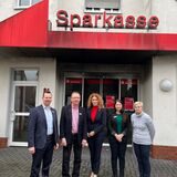 Sparkassen-Mitarbeiter stehen vor der beschädigten Filiale in Marl-Hamm.