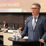 Oberbürgermeister Thomas Westphal hat ein Statement zur Diskussion um den Auftritt eines umstrittenen Publizisten in der Westfalenhalle 2 abgegeben.