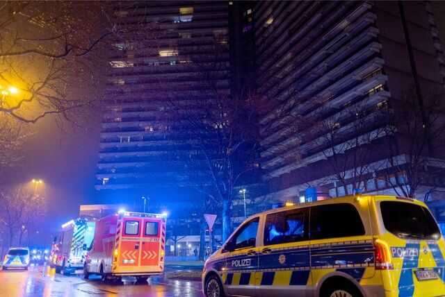 Einsatzkräfte der Feuerwehr stehen vor dem Uni-Center.