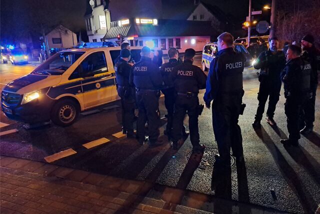 Die Bahnhofstraße in Sinsen wurde von der Polizei abgesperrt.