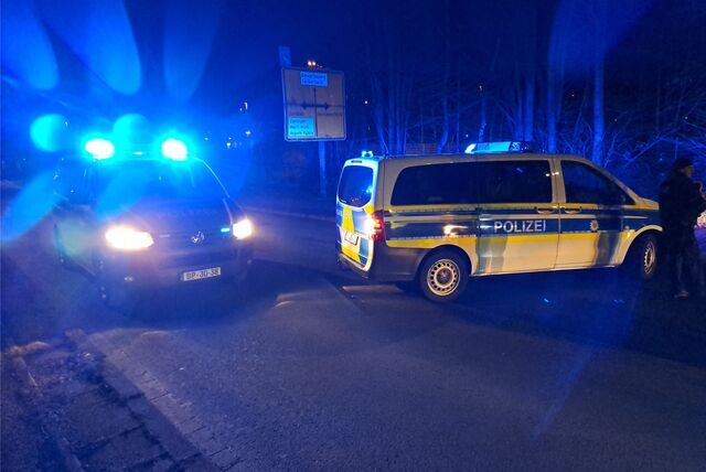 Die Polizei hat die Straßen rund um den Bahnhof Sinsen abgesperrt.