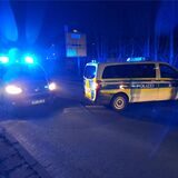 Die Polizei hat die Straßen rund um den Bahnhof Sinsen abgesperrt.