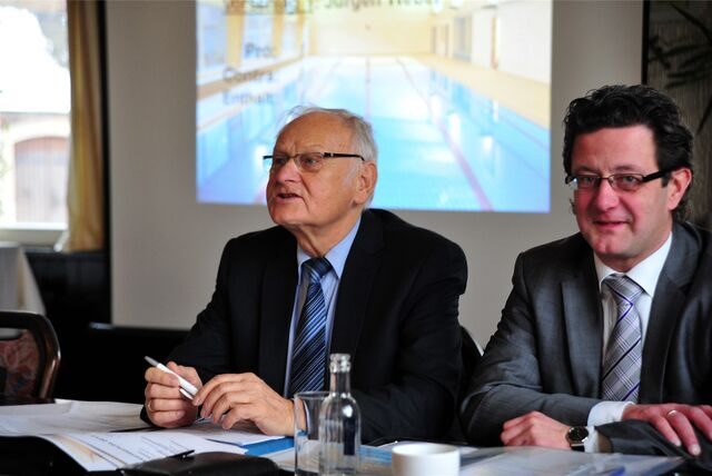 Waltrop vor zehn Jahren: der 1. und 2. Vorsitzende des Bürgerbad-Vereins, Dieter Wiede (li.) und Jürgen Weber, sitzen an einem Tisch.