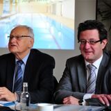Waltrop vor zehn Jahren: der 1. und 2. Vorsitzende des Bürgerbad-Vereins, Dieter Wiede (li.) und Jürgen Weber, sitzen an einem Tisch.