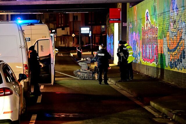 Bundespolizei und Polizei brachten einen Roboter zur Einsatzstelle am Bahnsteig Sinsen, um den verdächtigen Gegenstand zu sprengen.