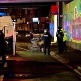 Bundespolizei und Polizei brachten einen Roboter zur Einsatzstelle am Bahnsteig Sinsen, um den verdächtigen Gegenstand zu sprengen.