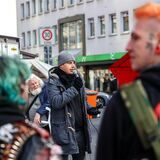 Protestcamp-Organisator Tobi (Mitte) macht gemeinsam mit Betroffenen an der Kampstraße auf die Probleme von Wohnungslosen aufmerksam.