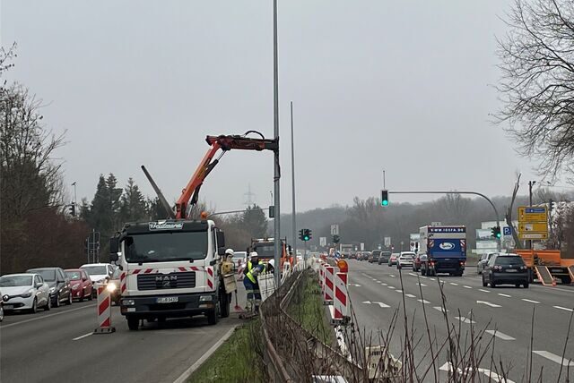 Die B235 / Habinghorster Straße hat neue Straßenlaternen erhalten. Sie leuchten künftig auch die Kreuzung an der Grutholzallee / Europaplatz besser aus.