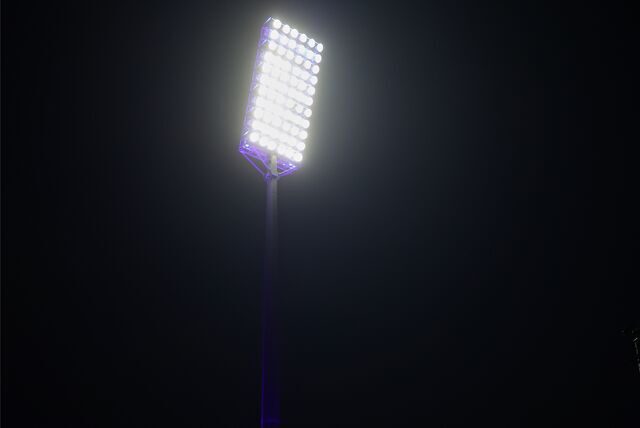 28.01.2023, Fussball, Saison 2022/2023, 1. Bundesliga, Training FC Schalke 04, Beleuchteter Flutlichtmast des Parkstadions. Foto: Tim Rehbein/RHR-FOTO