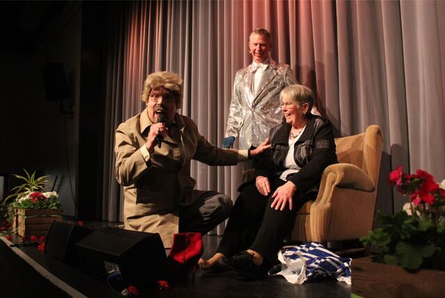 Horst Schlämmer (Jens Ruthen), hier mit Moderator Harry Flitter (Matthias Goer) kam als Überraschungsgast zum Waltroper Winterfest.