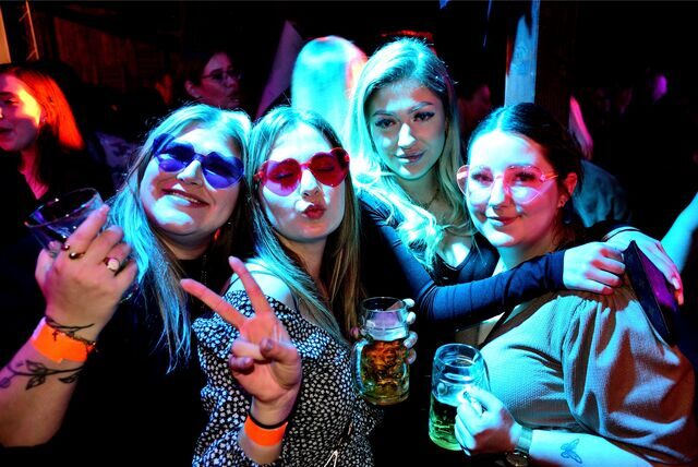 Auch diese vier Mädels feiern ausgelassen auf der Après-Ski-Party in der Marler Vest-Alm.