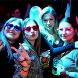 Auch diese vier Mädels feiern ausgelassen auf der Après-Ski-Party in der Marler Vest-Alm.