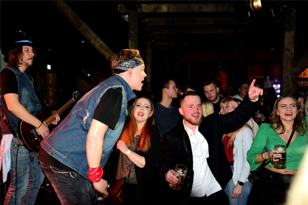 Fast volle Hütte: 500 Party-Gäste tanzen im Rhythmus der Ohrwürmer von „Vollesbrett“.