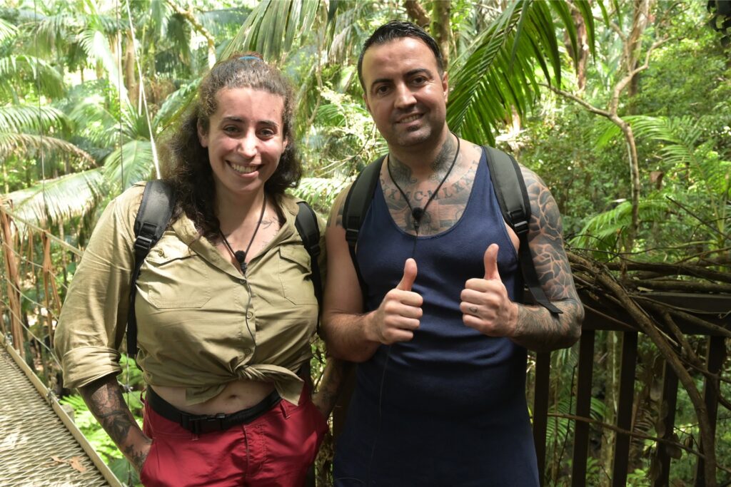 Sänger Cosimo Citiolo sowie Influencerin Jolina Mennen im Dschungelcamp. Sänger Cosimo Citiolo sowie Influencerin Jolina Mennen im Dschungelcamp.