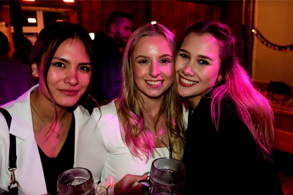 Diese drei jungen Damen strahlen die Party-Stimmung sichtbar aus.
