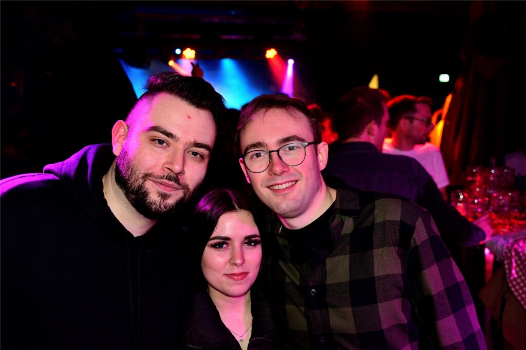 Auch diese drei Party-Besucher haben Riesenspaß.