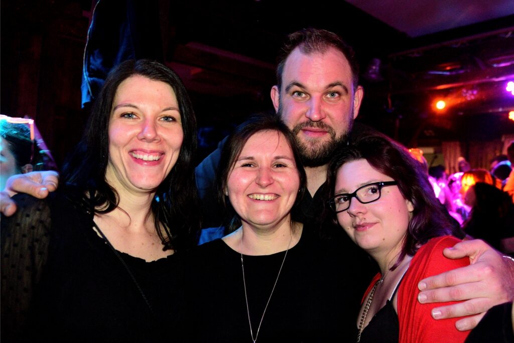 Auch diese vier Besuchen genießen den Abend in der Sinsener Vest-Alm.