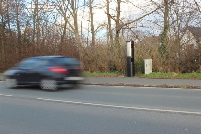 Der Blitzer an der Brambauerstraße in Waltrop mit einem gerade vorbeifahrenden Auto.