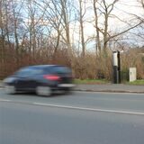 Der Blitzer an der Brambauerstraße in Waltrop mit einem gerade vorbeifahrenden Auto.
