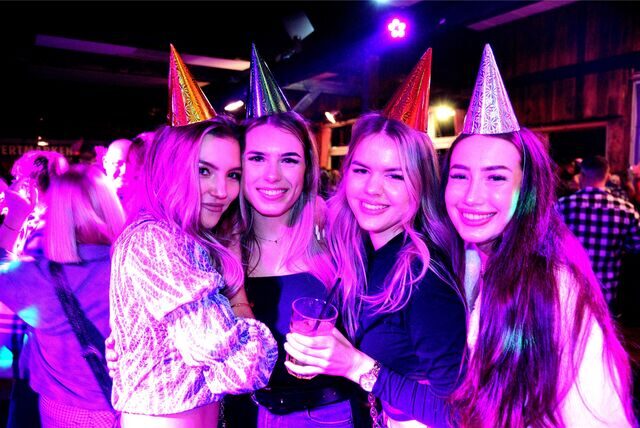 Auch diese vier Mädels haben Riesenspaß auf der Après-Ski-Party in der Marler Vest-Alm.