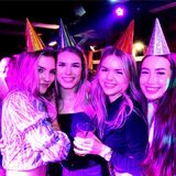 Auch diese vier Mädels haben Riesenspaß auf der Après-Ski-Party in der Marler Vest-Alm.